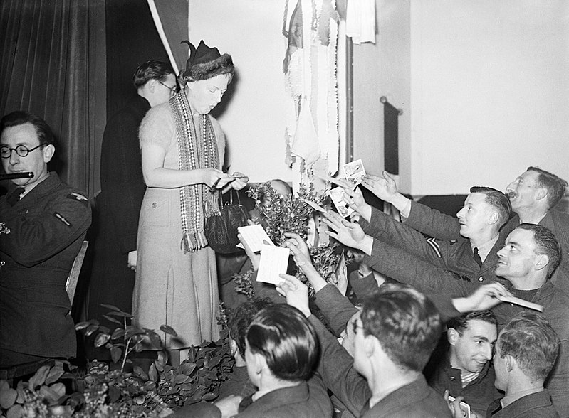 File:Gracie Fields entertaining RAF personnel in France, December 1939. C209.jpg