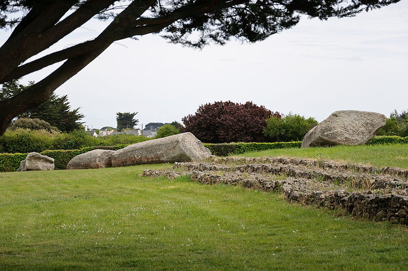 File:Grand Menhir Er Grah Locmariaquer.jpg