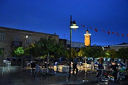 Place publique avec la Grande Mosquée de Testour à l'arrière