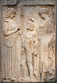 Demeter ja Persefone viettävät Eleusiin mysteereitä, keskellä Triptolemos. Votiivireliefi Eleusiista, roomalainen kopio alkuperäisestä noin ajalta 440–430 eaa. Kansallinen arkeologinen museo, Ateena.