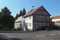 English: Half-timber building (and church) in Heisters Steinfurter Strasse 2, Heisters, Grebenhain, Hesse, Germany This is a picture of the Hessian Kulturdenkmal (cultural monument) with the ID Unknown? (Wikidata)