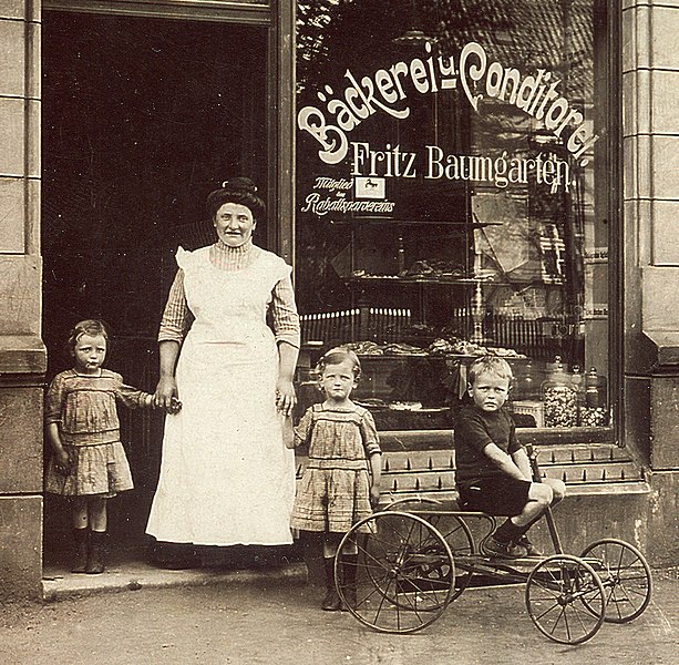 File:Grete Hoell ganz links als kleines Kind und ihre Geschwister vor der Bäckerei und Conditorei Fritz Baumgarten Stöckener Straße Hannover um 1912 (cropped).jpg