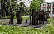 Die Skulptur Gruppenfigur 70fach von Schang Hutter steht in Freiburg im Breisgau in der Sautierstraße vor der Kantine der Oberfinanzdirektion