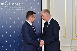 HAND SHAKE 2016-07-11 (27621096703).jpg