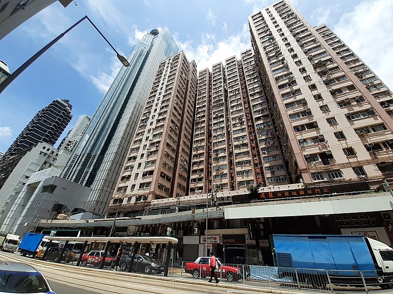 File:HK SYP 西營盤 Sai Ying Pun 德輔道西 Des Voeux Road West 傳媒 記者 media reporters near Police Station August 2020 SS2 01.jpg