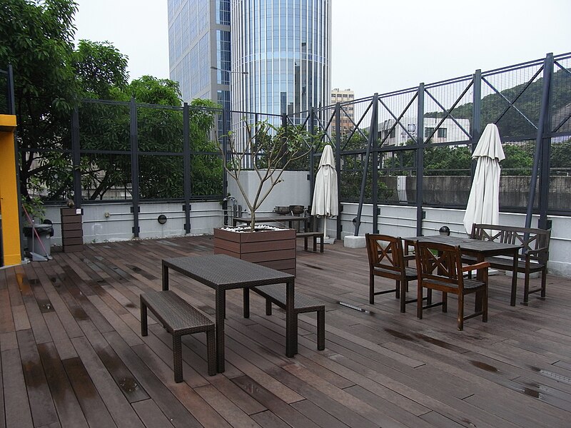 File:HK Shau Kei Wan 香港藝術學院 Hong Kong Art view harbour School roof social area April-2012.JPG