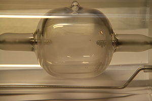 Eine Detailansicht einer Metalldampflampe mit den Elektroden.