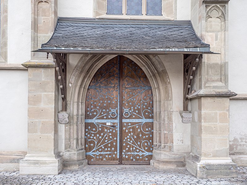 File:Haßfurt Kirche Eingang 9244415.jpg