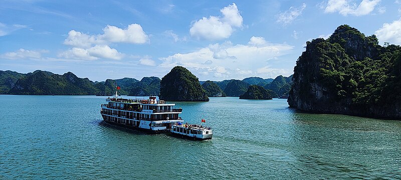 File:Ha Long Bay 24.jpg