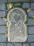 Relikt der ehemaligen Synagoge Hamm/Sieg, jetzt in den Synagogenplatz eingelassen