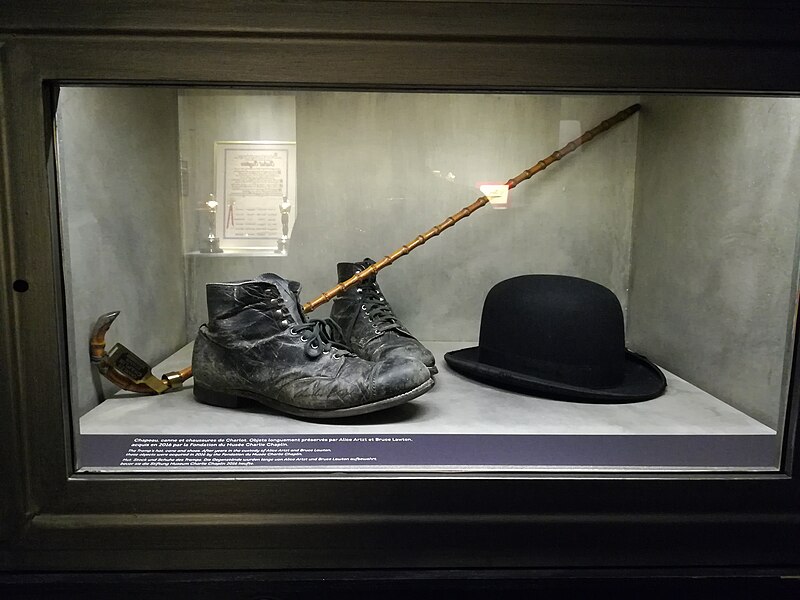 File:Hat, cane and shoes.jpg