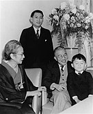 鳩山一郎・薫夫妻、息子・鳩山威一郎、孫・鳩山由紀夫。