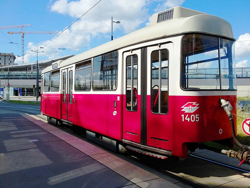 File:Hauptbahnhof Wien c5 Beiwagen 1405 Linie D.jpg