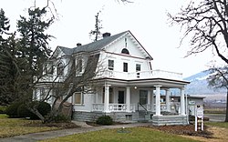 Фотография Hill House, большого белого дома в сельской местности.