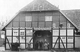 Der Schaugiebel des Hallenhauses von Hof Burzlaff mit Bewohnern, 1920