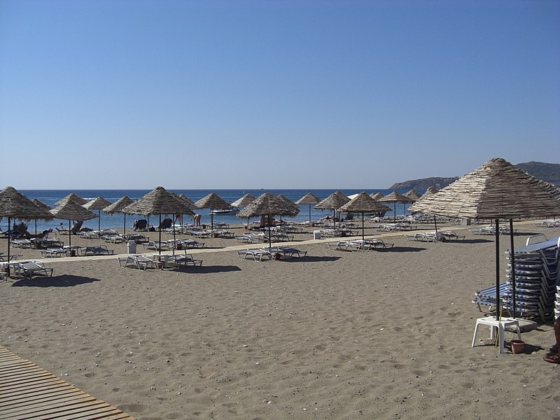 File:Hotel Blue Sea Beach, Beach - panoramio - Watercooledasusfreak (4).jpg