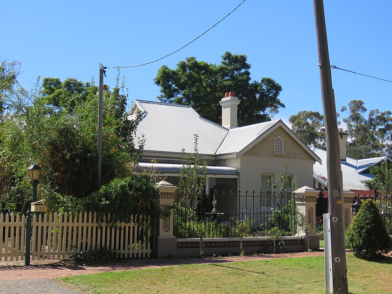 File:House 130 Swan Street Guildford, April 2021.jpg