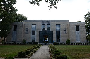 Howard County Courthouse in Nashville (2016). Das 1939 fertiggestellte Verwaltungs- und Gerichtsgebäude (Courthouse) des County ist seit Juni 1990 im National Register of Historic Places eingetragen.[1]