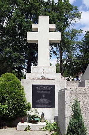 Православний хрест на цвинтарі