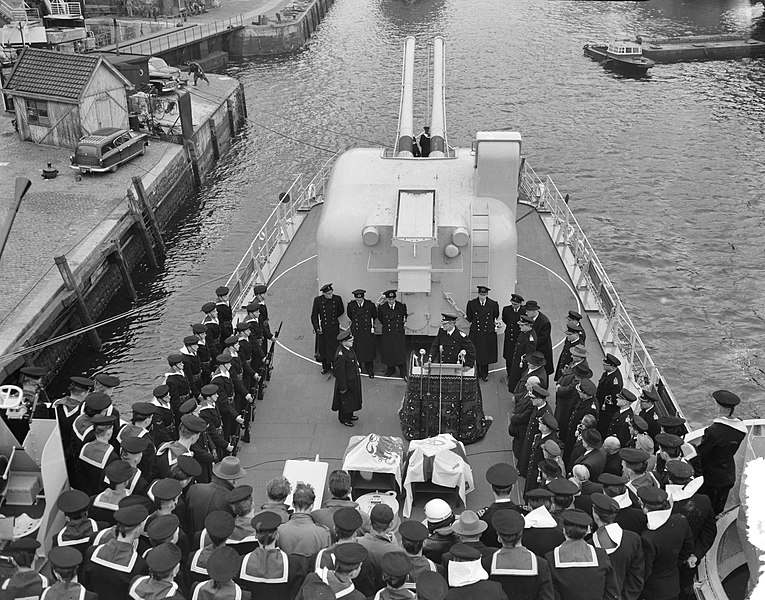 File:Indienststelling Hr. Ms. Onderzeebootjager Limburg bij De Schelde Vlissingen, Bestanddeelnr 908-1155.jpg