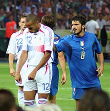 Il francese Henry e l'italiano Gattuso durante la finale di Berlino