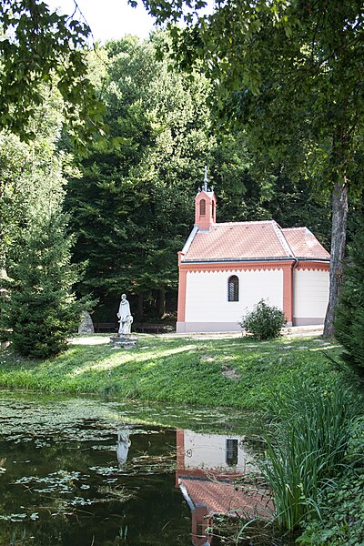 File:Ivy Well in Bakonybél 2.jpg