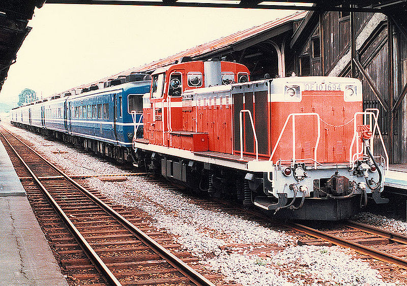 File:JNR DE10 14 PCseries suhahu14 tenpoku nayoro.jpg