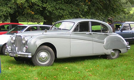 Jaguar Mark VIII in Hertfordshire.jpg