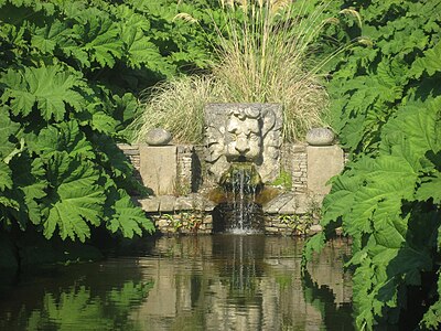 La tête de lion dans le jardin botanique du château de Vauville.