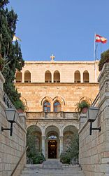 חזית האכסניה האוסטרית בירושלים; שילובים של אבני גיר לבנות ("מֶלֶכֶה") לאבני גיר ורודות ("מיזי אחמר")
