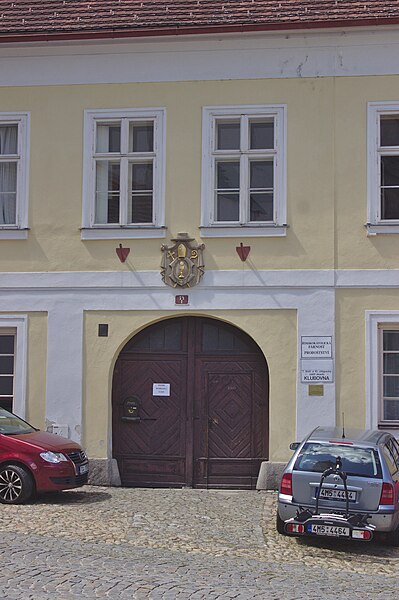 File:Jindřichův Hradec, budova fary.jpg