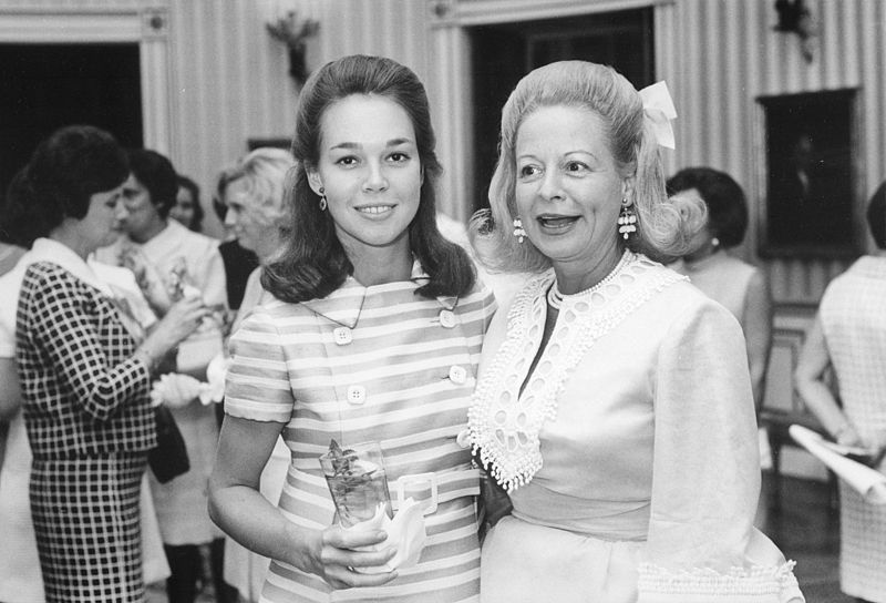 800px-Julie_Nixon_Eisenhower_with_Martha_Mitchell_-_NARA_-_194649.jpg