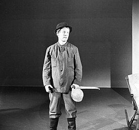 Näyttelijä Kalevi Honkanen Jussi Koskelan roolissa Kouvolan teatterissa vuonna 1965.