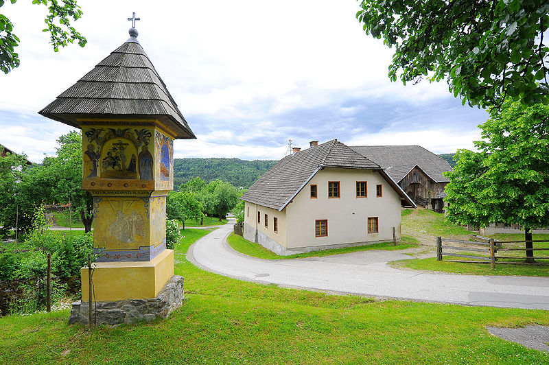 File:Keutschach Leisbach 6 vulgo PRIBOS-Hube und Nischenbildstock im Zentrum 01062010 59.jpg