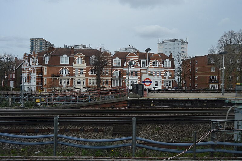 File:Kilburn Underground Station - geograph.org.uk - 5885731.jpg