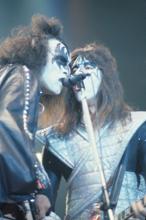 Simmons and Frehley share a microphone in 1978.