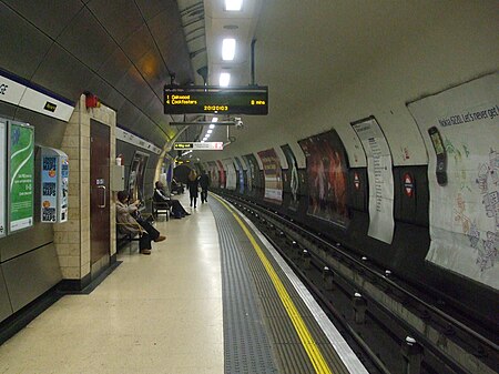 Knightsbridge station eastbound look west.JPG