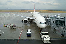 Flughafen Kobe: Blick über das Rollfeld zum Meer