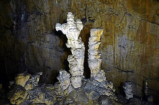 Der Stalagmit Kreuz, slowenisch Križ – er wird im Logo der Kreuzberghöhle dargestellt