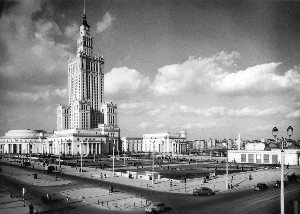 Palais de la culture et des sciences à Varsovie en 1957 avec la place des défilés autour de l'édifice.