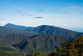 Vista de Mazerin, no centro à direita da imagem, atrás da ilhota Patience do piton Argamasse.