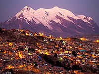 Barrios aledaños de La Paz y el Illimani al fondo