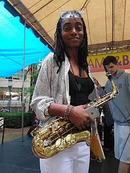 une Noire-Américaine avec un saxophone.