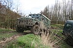 Miniatuur voor Bestand:Land Rover Defender covered with mud after driving in rough terrain.jpg