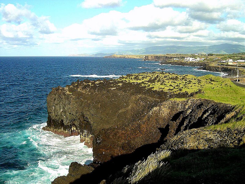 File:Litoral a Leste de Capelas (Portugal).jpg