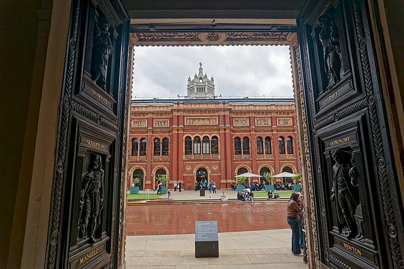 File:London - Cromwell Gardens - Victoria & Albert Museum 1909 Aston Webb - Café - View SSE towards the John Matejski Garden 2005 & Main Building.jpg