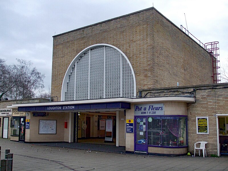 File:Loughton station building.JPG