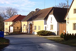 Domy ve vesnici Lužice