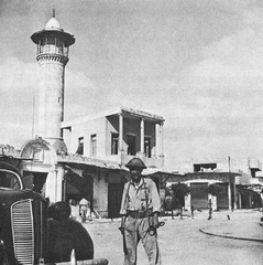 Een Israëlisch soldaat bij de Dahmash Moskee in het centrum van Lydda, juli 1948