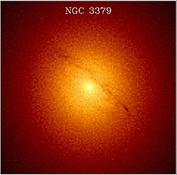 מרכז הגלקסיה M105 בצילום של טלסקופ החלל האבל
